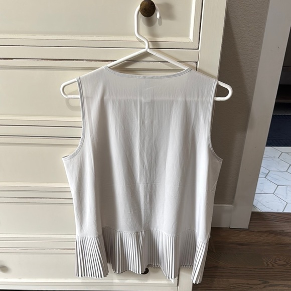 Elegant White Sleeveless Top - Picture 3 of 4